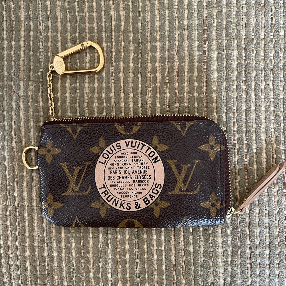 Authentic LOUIS VUITTON Limited Edition Monogram Complice Trunks Key Cles Coin